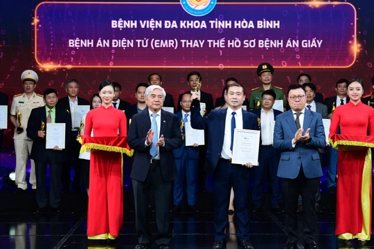 Bệnh viện Đa khoa tỉnh Hòa Bình nhận giải thưởng từ Ban Tổ chức với sản phẩm “Bệnh án điện tử (EMR) thay thế hồ sơ bệnh án giấy”. Đại diện cho Bệnh viện Đa khoa tỉnh Hòa Bình, Thầy thuốc ưu tú. Tiến sĩ, Bác sĩ Nguyễn Hoàng Diệu, Giám đốc Bệnh viện nhận giải thưởng.
