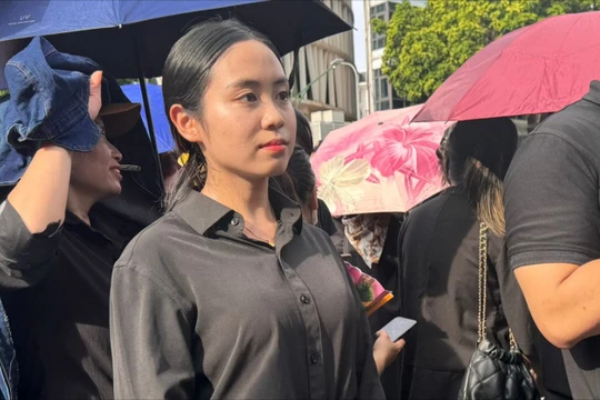 Nữ du học sinh Lào đi xe máy từ Quảng Ninh lên Hà Nội viếng Tổng Bí thư Nguyễn Phú Trọng