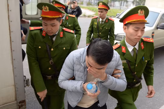 Xét xử vụ "chuyến bay giải cứu" giai đoạn 2: Cảnh sát dẫn giải 17 bị cáo ra tòa