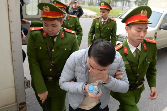 Xét xử vụ "chuyến bay giải cứu" giai đoạn 2: Cảnh sát dẫn giải 17 bị cáo ra tòa