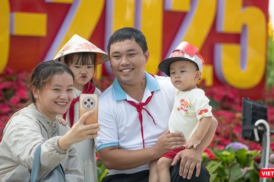 Đà Nẵng rực rỡ cờ hoa, người dân xuống phố chào mừng Tết Độc lập.