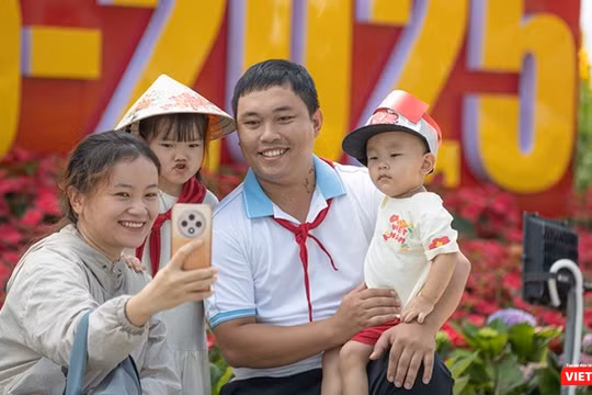 Đà Nẵng rực rỡ cờ hoa, người dân xuống phố chào mừng Tết Độc lập.