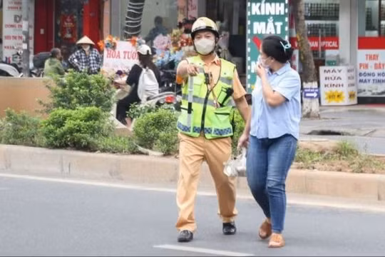 Đi bộ vi phạm bị phạt tới 600 nghìn đồng