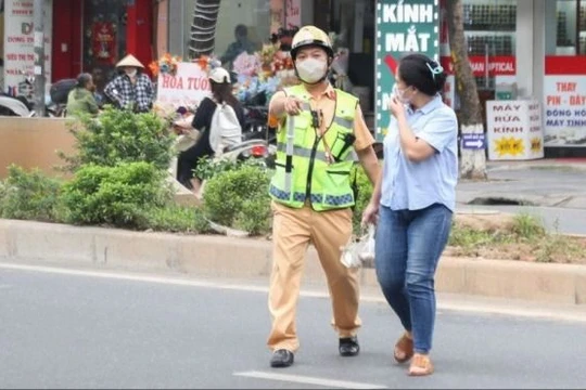 Đi bộ vi phạm bị phạt tới 600 nghìn đồng