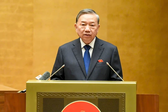 Tổng Bí thư Tô Lâm trao đổi, thông tin với đại biểu Quốc hội về một số điểm mới và những định hướng quan trọng trong dự thảo Văn kiện trình Đại hội đại biểu toàn quốc lần thứ XIV của Đảng. Ảnh: VGP