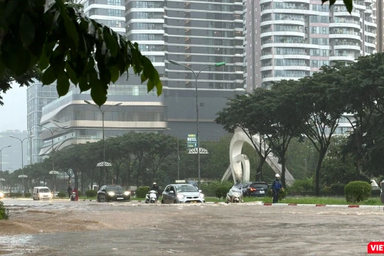 “Khu nhà giàu” ở Hà Nội ngập sâu, tài xế ô tô và xe máy chật vật vượt "biển nước" mênh mông