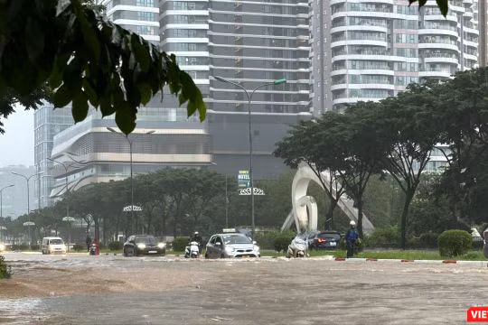 “Khu nhà giàu” ở Hà Nội ngập sâu, tài xế ô tô và xe máy chật vật vượt "biển nước" mênh mông