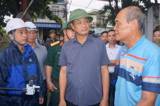 Bí thư Thành ủy Đà Nẵng Lê Ngọc Quang đi kiểm tra công tác phòng, chống bão số 12 tại khu vực “rốn lũ” đường Mẹ Suốt (phường Hòa Khánh).