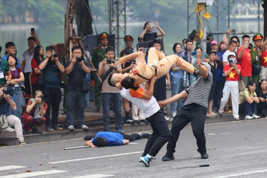 Nữ đại úy CAND "gây sốt" với màn biểu diễn hạ gục loạt đối tượng: Mê võ thuật từ nhỏ, từng giành HCV