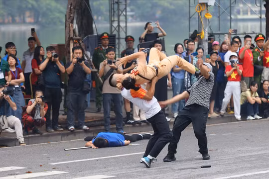 Nữ đại úy CAND "gây sốt" với màn biểu diễn hạ gục loạt đối tượng: Mê võ thuật từ nhỏ, từng giành HCV