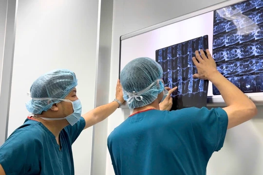 Vinmec Phú Quốc đánh dấu bước tiến lớn trong phẫu thuật cột sống nội soi ngay trên đảo