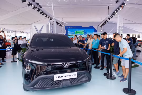 Cơ hội đổi từ xăng sang điện cho tài xế dịch vụ tại “Ngày hội xanh - Thu xe xăng, Lên đời xe xanh”