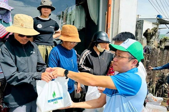 Người lao động PMS trao 100 phần quà hỗ trợ đồng bào vùng lũ