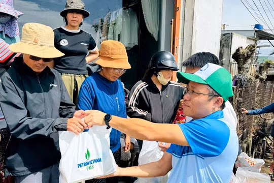 Người lao động PMS trao 100 phần quà hỗ trợ đồng bào vùng lũ