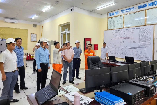 Phó Tổng giám đốc EVNNPT kiểm tra công tác ứng phó với bão MATMO tại Đội Truyền tải điện Đông Bắc 1