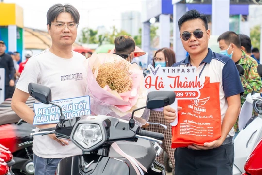 Nhiều bạn trẻ TP.HCM chốt đổi xe xăng sang xe máy điện VinFast vì thiết kế đẹp, cảm giác lái tốt