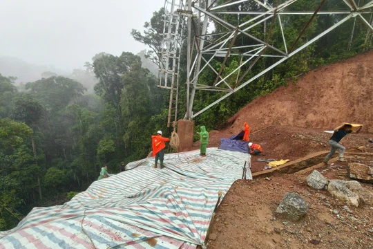 Lính truyền tải canh giữ nguồn sáng nơi tâm lũ miền Trung