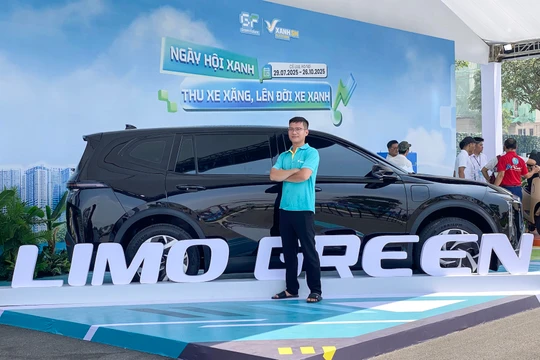 Hàng trăm tài xế công nghệ rủ nhau đến “Ngày hội xanh” tại Hà Nội để lên đời xe điện cực nhàn