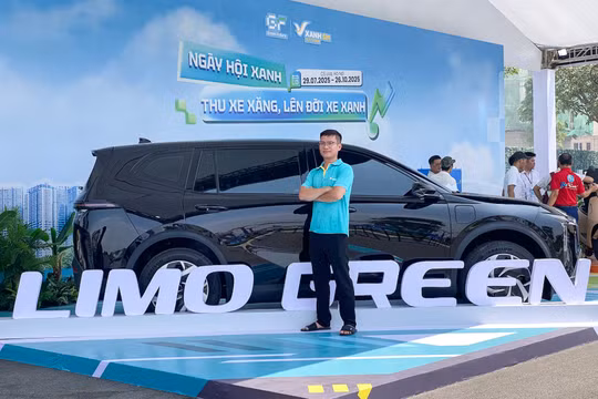 Hàng trăm tài xế công nghệ rủ nhau đến “Ngày hội xanh” tại Hà Nội để lên đời xe điện cực nhàn