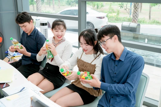 Săn thưởng khủng khi uống Trà Xanh Không Độ để mong có tiền du lịch, mua sắm