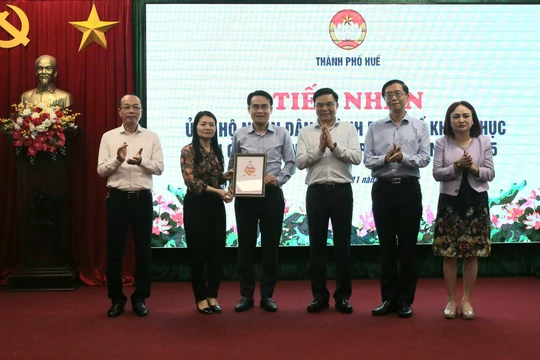 Petrovietnam trao biểu trưng hỗ trợ 3 tỷ đồng tại tỉnh Quảng Trị.