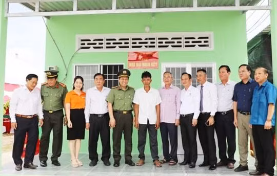 T&T Group và SHB đấu giá 1 tỷ đồng cho bức tranh của họa sĩ Ngô Bá Hoàng để ủng hộ đồng bào vùng lũ