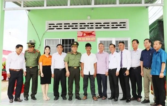 T&T Group và SHB đấu giá 1 tỷ đồng cho bức tranh của họa sĩ Ngô Bá Hoàng để ủng hộ đồng bào vùng lũ