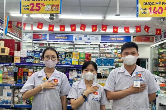 Hơn 2025 Nhà Thuốc Long Châu khắp cả nước rực rỡ cờ hoa mừng 50 ngày thống nhất đất nước