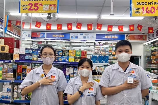 Hơn 2025 Nhà Thuốc Long Châu khắp cả nước rực rỡ cờ hoa mừng 50 ngày thống nhất đất nước