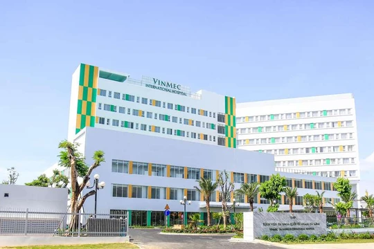 Vinmec Đà Nẵng: Bệnh nhân Úc thoát cơn đau 2 năm chỉ sau 1 giờ phẫu thuật