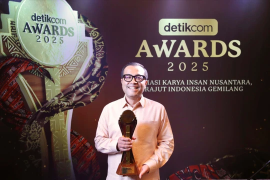Ông Kariyanto Hardjosoemarto, CEO VinFast Indonesia, đại diện VinFast nhận giải tại detikcom Awards 2025