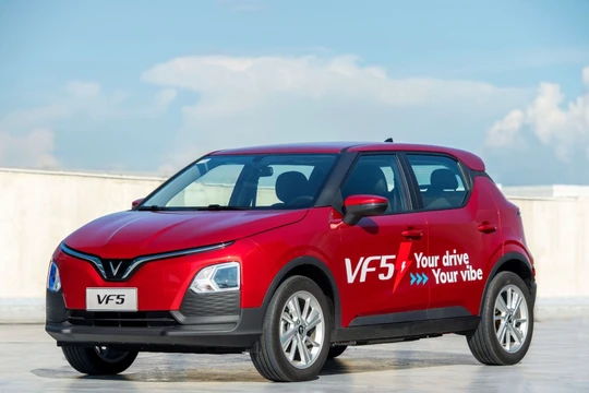 Tài xế mua xe VinFast VF 5 hoặc Herio Green để kinh doanh dịch vụ trên nền tảng Xanh SM Platform có thể nhận xe ngay với 0 đồng vốn đối ứng và trả góp cố định chỉ từ 9,1 triệu đồng/tháng trong vòng 5 năm.