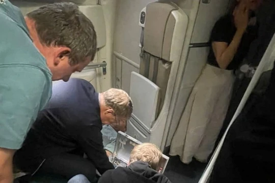 Đoàn công tác Bộ Y tế Nga hỗ trợ cấp cứu hành khách trên chuyến bay của Vietnam Airlines