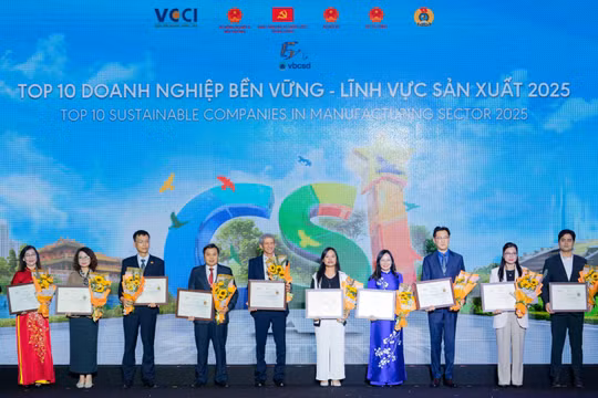 Vinamilk bứt phá ESG với danh hiệu ''Ngôi sao CSI'' và loạt giải thưởng danh giá 2025 
