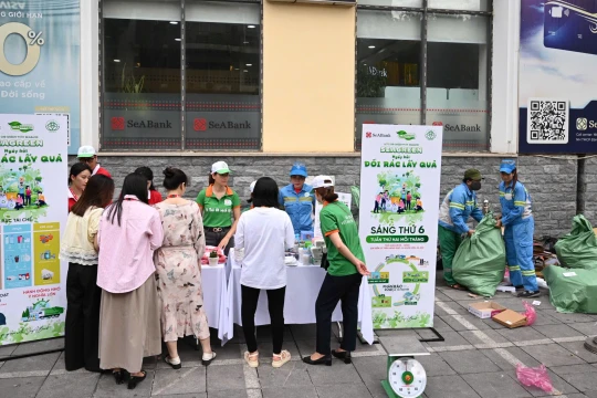 SeABank tổ chức “Ngày hội đổi rác lấy quà” - Lan tỏa lối sống xanh vì Hà Nội sạch đẹp