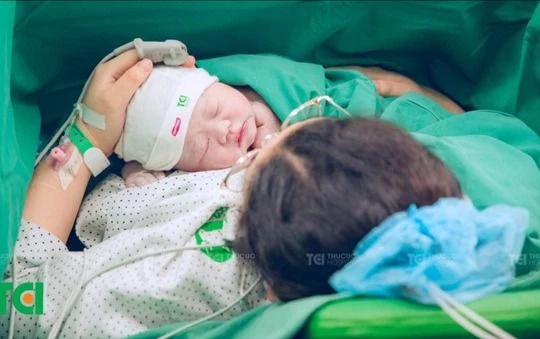 Mẹ đái tháo đường thai kỳ, bé quấn 3 vòng dây rốn, sinh khỏe mạnh