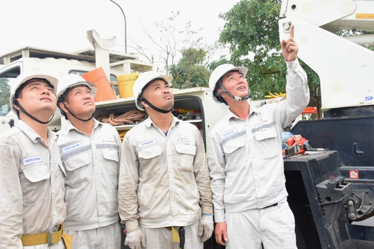 Lực lượng đặc biệt của EVNHANOI giữ nhịp sống Thủ đô không gián đoạn