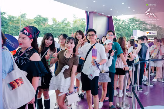 “Phải lòng” Bank Tím tại Em Xinh “Say Hi” Concert Đêm 2