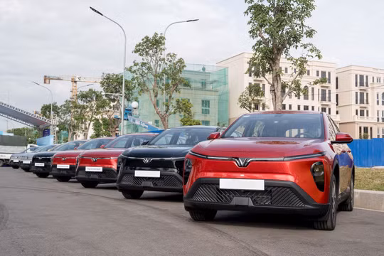 Tài xế dịch vụ “xử đẹp” bài toán thu hồi vốn với xe Limo Green 