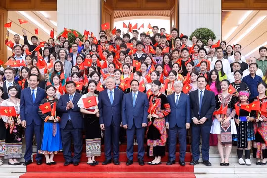 Agribank nhận Bằng khen của Thủ tướng Chính phủ cho các đóng góp xóa nhà tạm, nhà dột nát