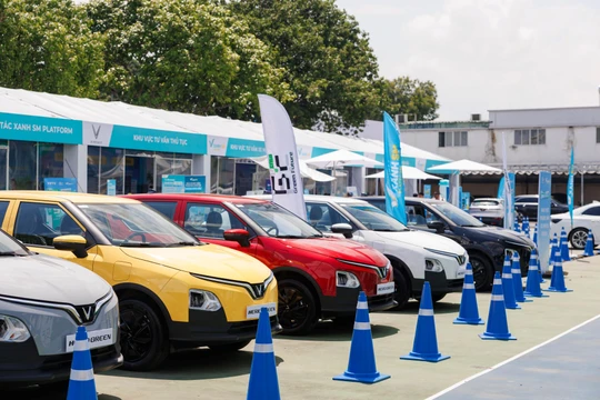 Tài xế TP.HCM đổ về “Ngày hội xanh”, cọc xe điện VinFast liên tục “nổ”