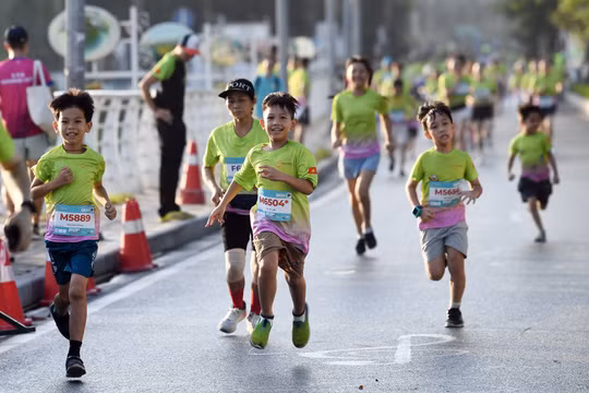 Gần 2.000 vận động viên tranh tài tại giải chạy “Run for Love” của Vietnam Airlines 