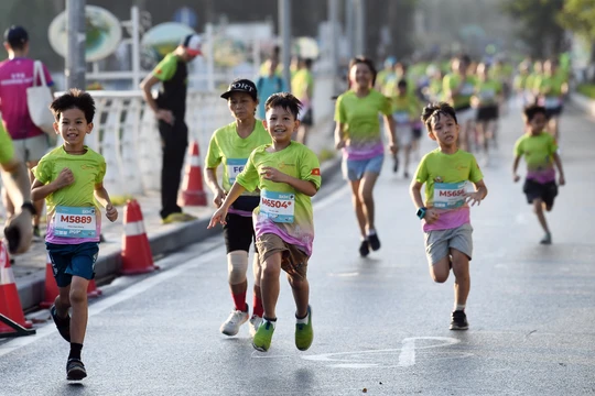 Gần 2.000 vận động viên tranh tài tại giải chạy “Run for Love” của Vietnam Airlines 