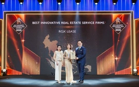 Đại diện ROX Lease nhận giải từ BTC Dot Property Southeast Asia Awards 2025