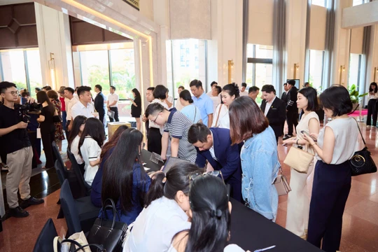  Gần 1.000 khách hàng “săn" 300 căn hộ view biển tại Regal Residence Đồng Hới