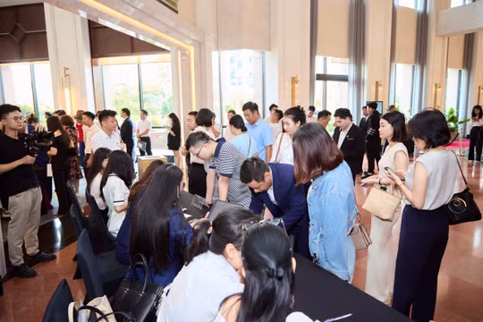  Gần 1.000 khách hàng “săn" 300 căn hộ view biển tại Regal Residence Đồng Hới