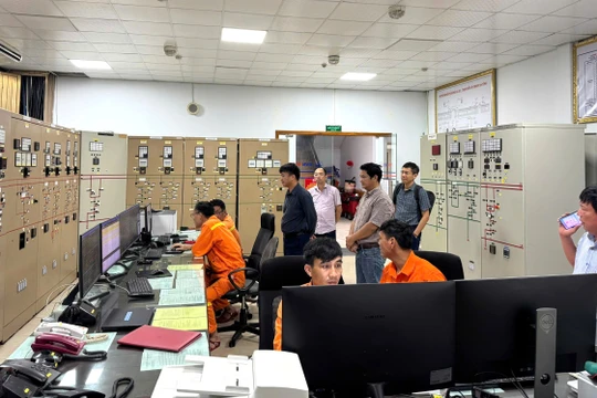 Lãnh đạo EVNNPT cùng nhiều cán bộ công nhân viên EVNNPT trắng đêm trực ứng phó với bão số 10 BUALOI