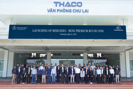 THACO AUTO xuất khẩu xe bus cao cấp Mercedes-Benz sang Thái Lan