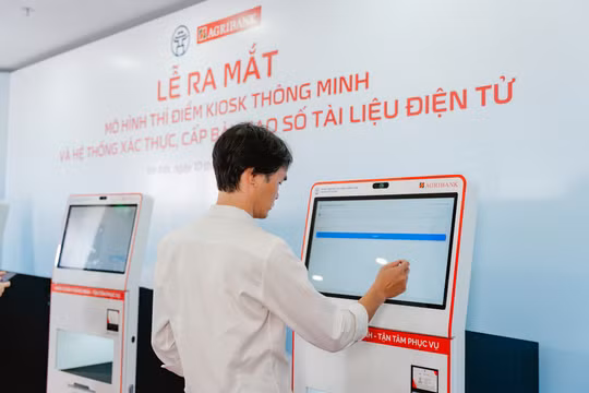  Agribank đồng hành cùng TP Hà Nội trong chuyển đổi số, tài trợ Kiosk thông minh