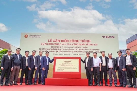 Lễ gắn biển công nhận công trình Bến cảng 5 vạn tấn, cảng quốc tế Chu Lai